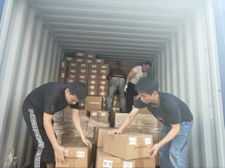 بارگیری کانتینر برای حمل بار از چین به ایران